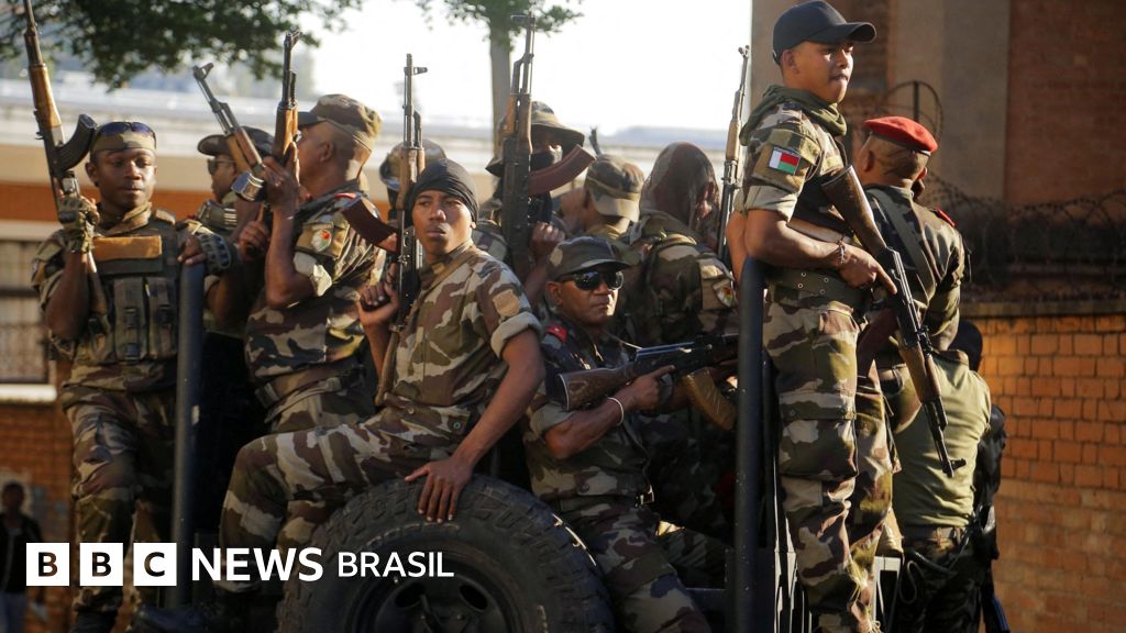 Militares anunciam tomada de poder em Madagascar após impeachment de presidente e onda de protestos