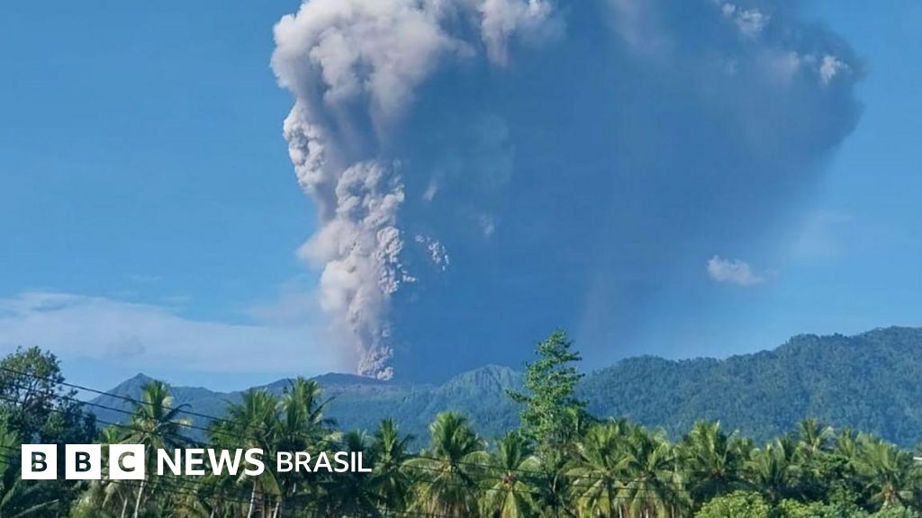 'Estou dilacerado': o relato do guia em vulcão que entrou em erupção e matou 3 na Indonésia