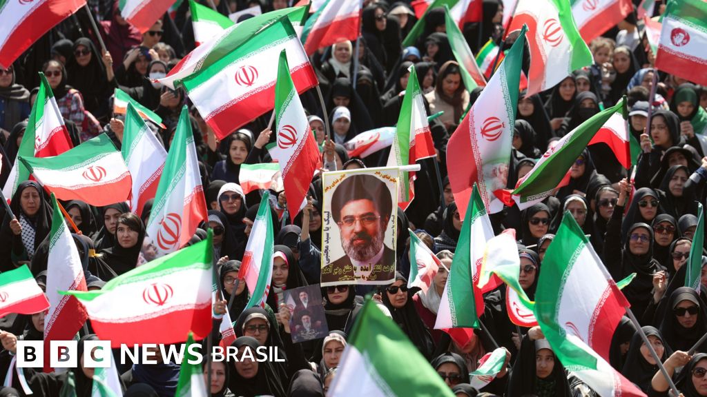 Líder supremo do Irã faz ameaça velada, enquanto navios relatam ataques no Estreito de Ormuz