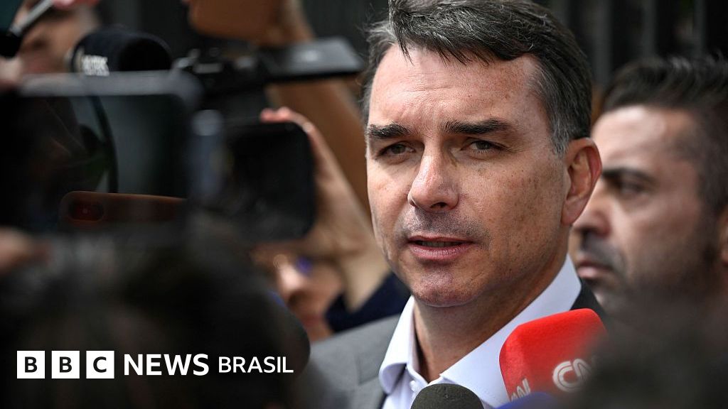 Flávio visita Bolsonaro na prisão e diz que candidatura à Presidência é 'irreversível'