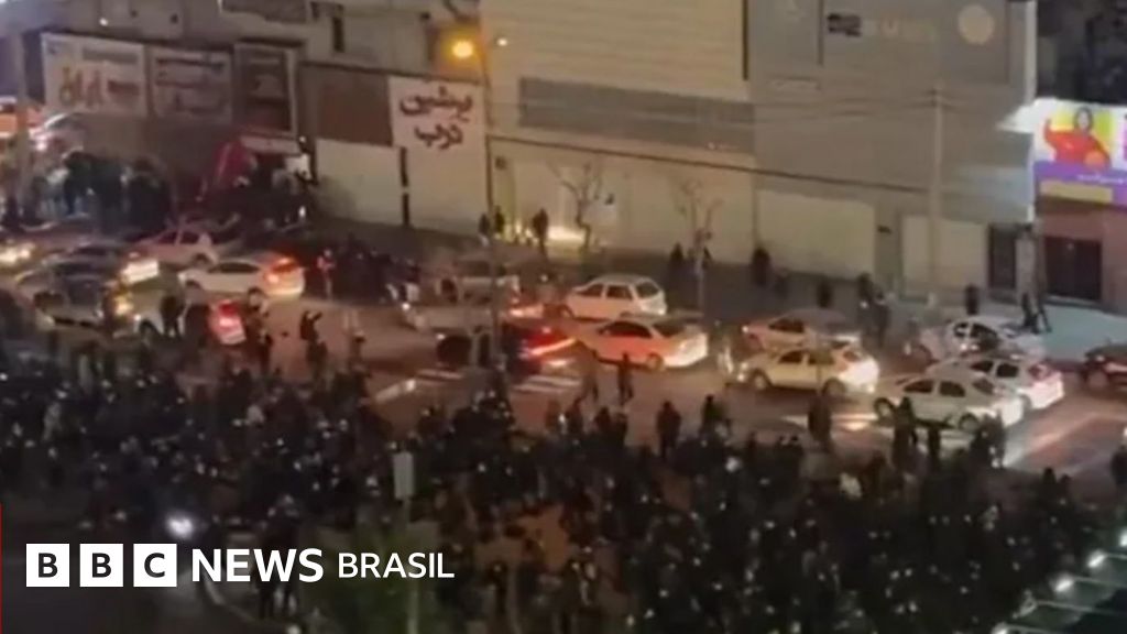 Protestos tomam o Irã na maior demonstração de força da oposição em anos; país tem 'apagão' de internet