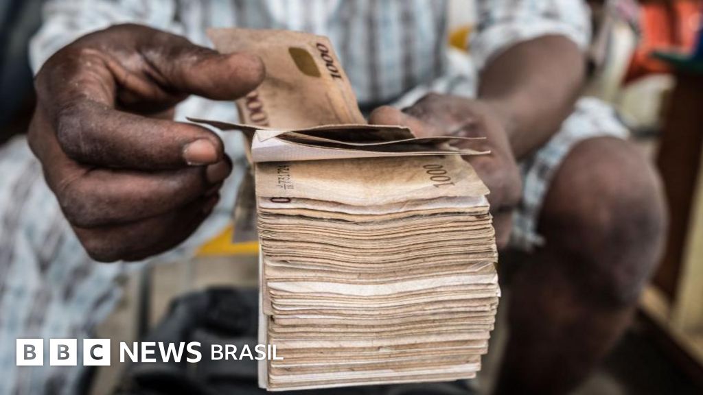 'Chuva de dinheiro' nos noivos, o costume em casamentos que está levando pessoas à prisão na Nigéria