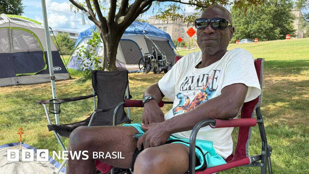 'Trump postou minha foto sentado ao lado da minha barraca — e então a escavadeira chegou para tirar todos os sem-teto'