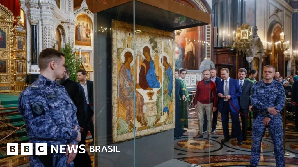 Por que Putin colocou pintura da Santíssima Trindade em exibição numa