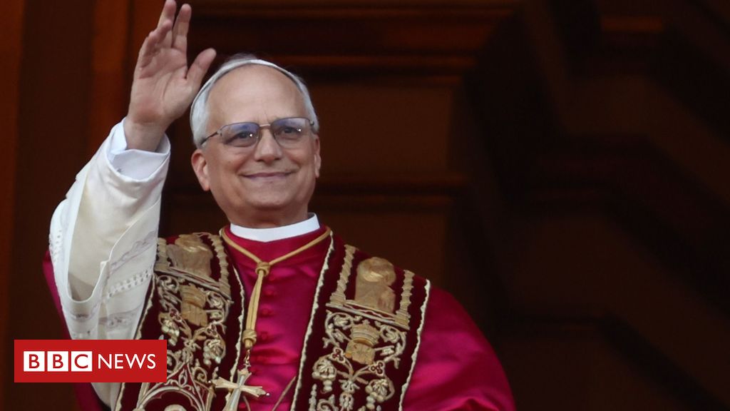 As vestimentas tradicionais que Leão 14 resgatou em sua apresentação como papa