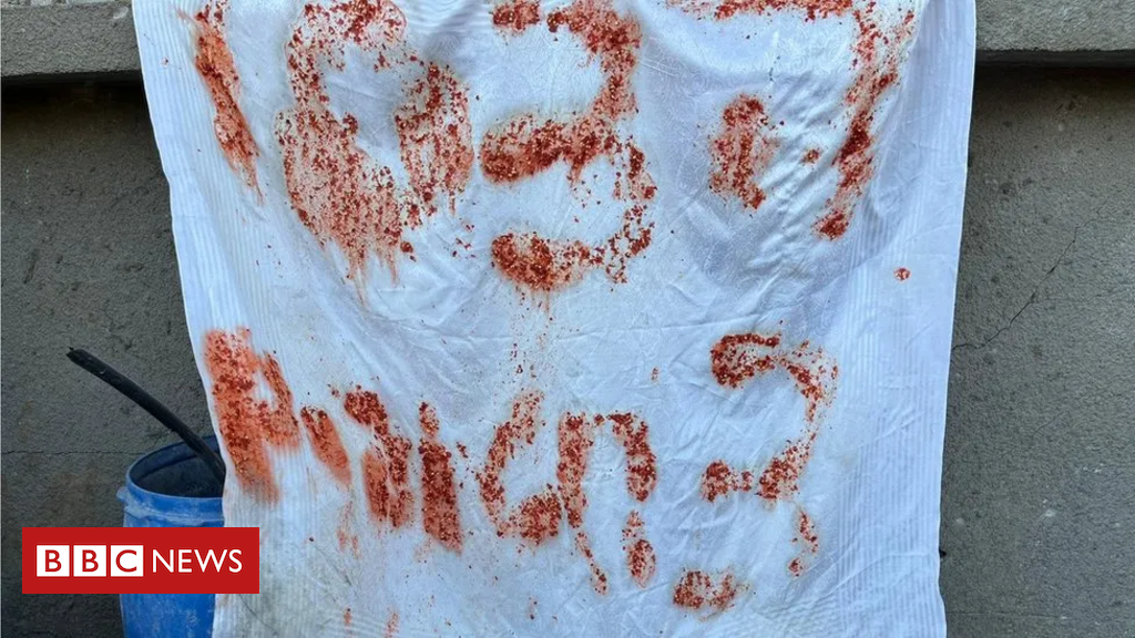 Reféns israelenses mortos por Israel tinham cartaz com 'SOS' escrito com restos de comida