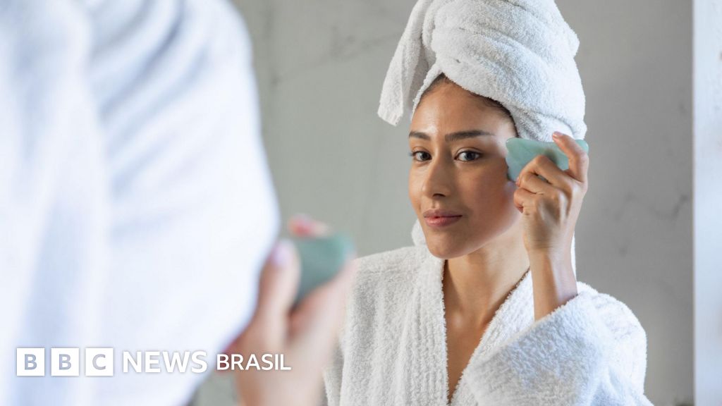 Truques virais para desinchar o rosto funcionam? Dermatologista analisa três estratégias populares nas redes
