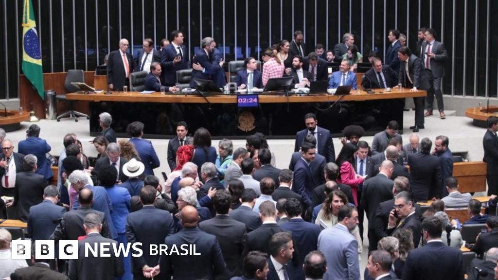Redução de penas que beneficia Bolsonaro e condenados pelo 8 de janeiro é aprovada após noite de confusão na Câmara