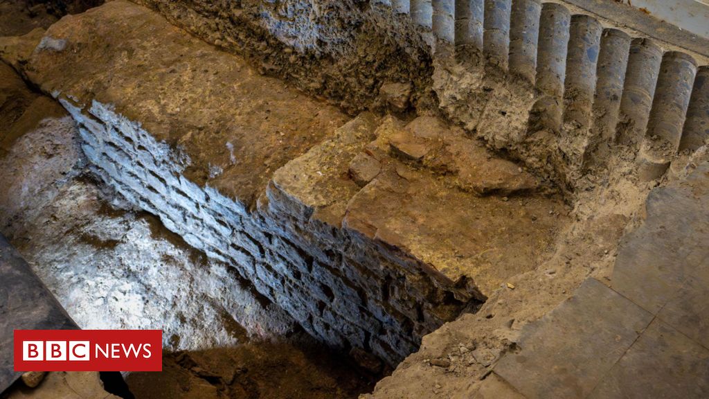 O tesouro de 2 mil anos escavado no porão de escritório em Londres