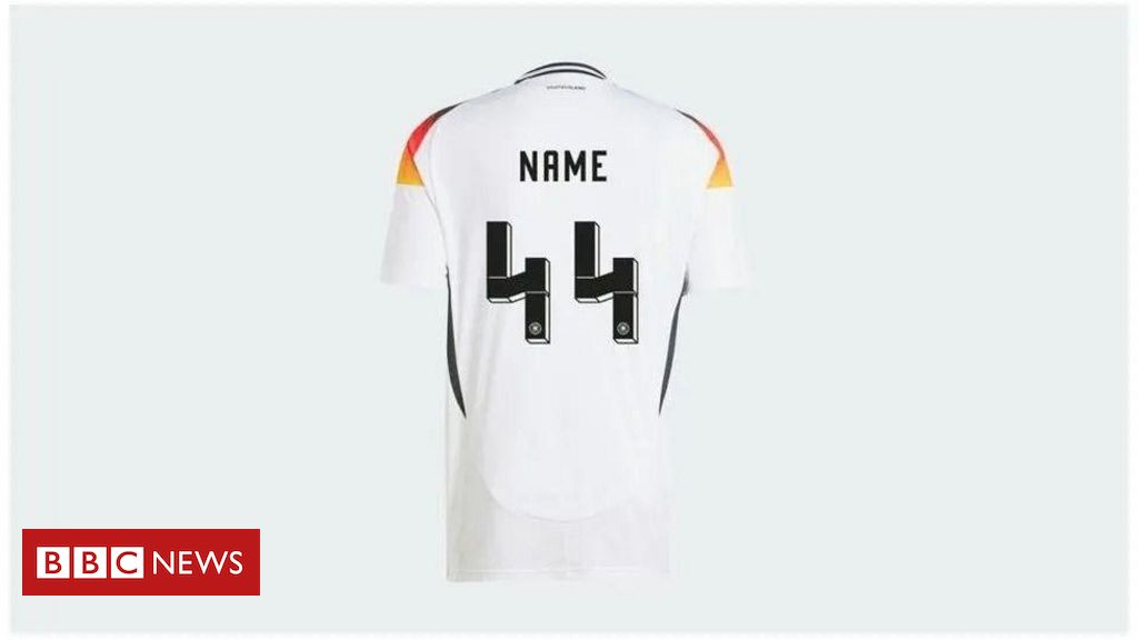 O uniforme da seleção alemã de futebol proibido por semelhança com simbologia nazista