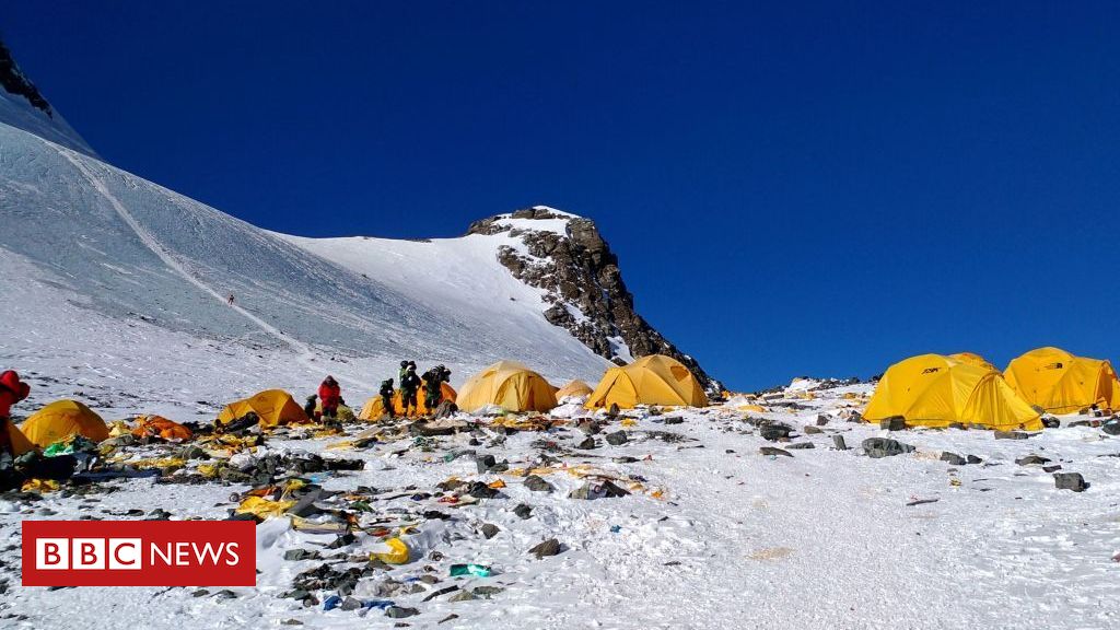 Monte Everest: por que alpinistas terão que levar suas próprias fezes na descida da montanha