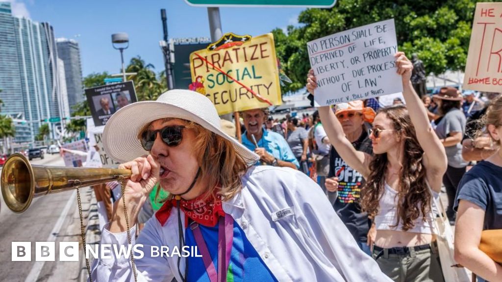 Milhares de manifestantes protestam contra políticas de Trump nos EUA