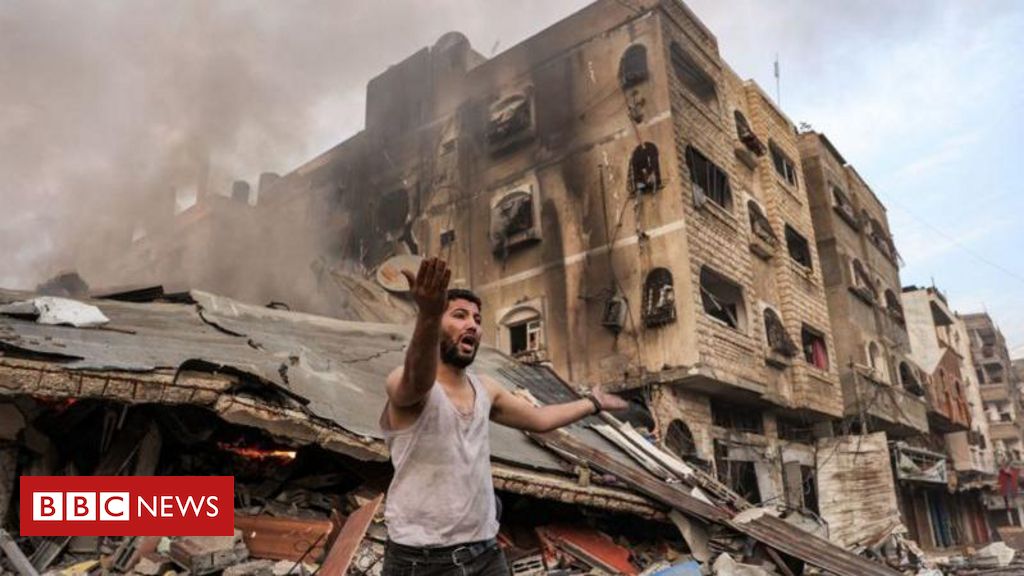 'Dói muito ouvir as pessoas vivas embaixo dos escombros e não poder fazer nada', diz palestino em Gaza