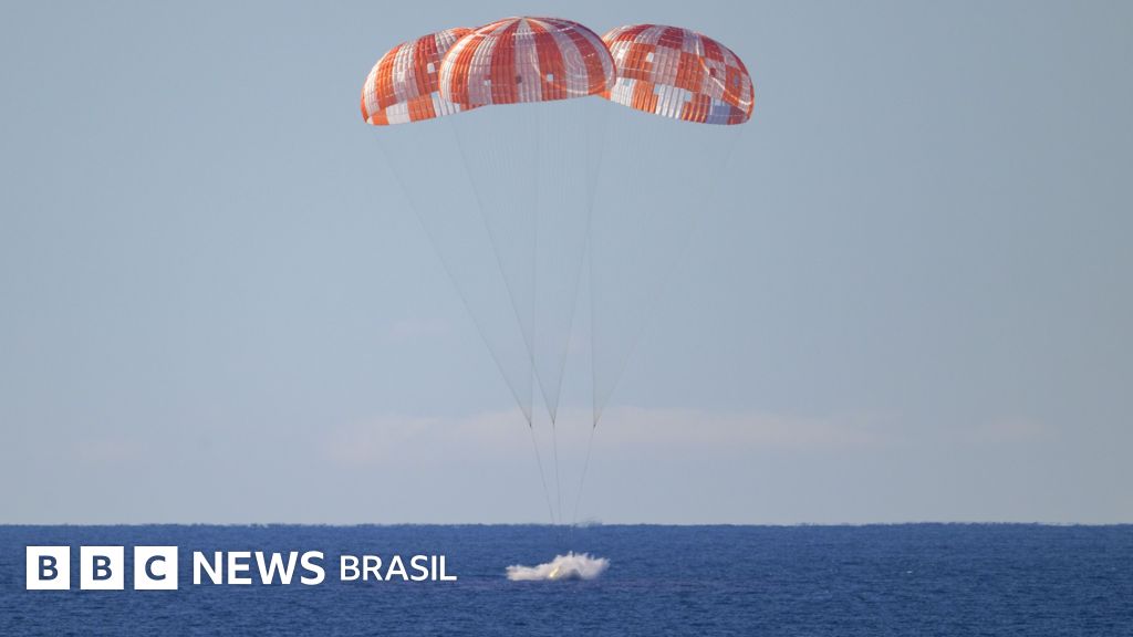 O momento em que cápsula da Artemis 2 volta à Terra após dar a volta na Lua; assista