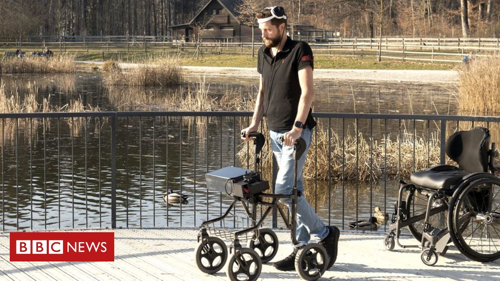 Homem paraplégico volta a andar após receber implantes no cérebro em técnica pioneira