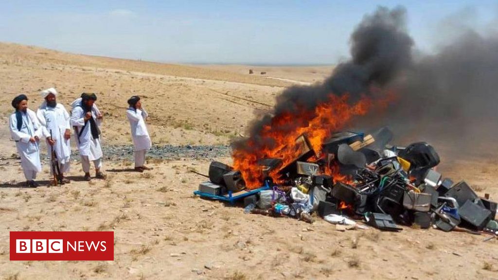 'Genocídio cultural': a foto que revela como Talebã queima instrumentos para que jovens 'não se desvirtuem'