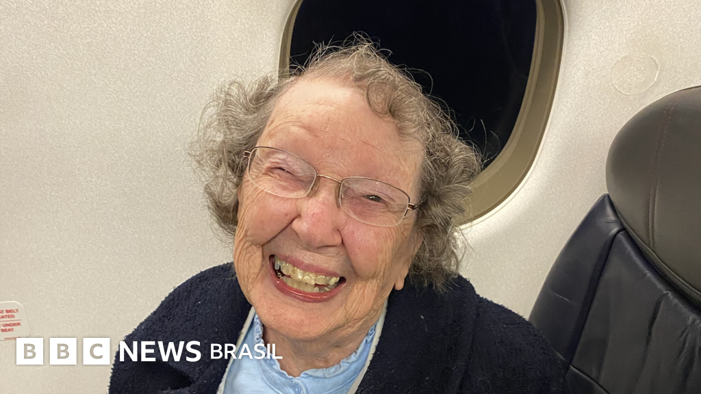 A mulher de 101 anos constantemente confundida com um bebê por companhia aérea