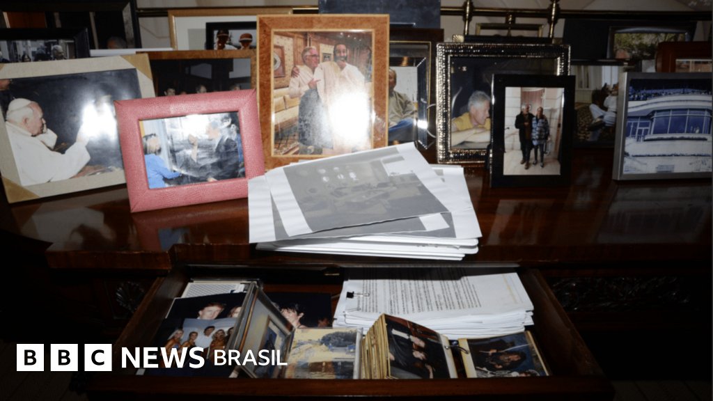 Foto de Trump é reinserida nos arquivos de Epstein após acusações de 'acobertamento'