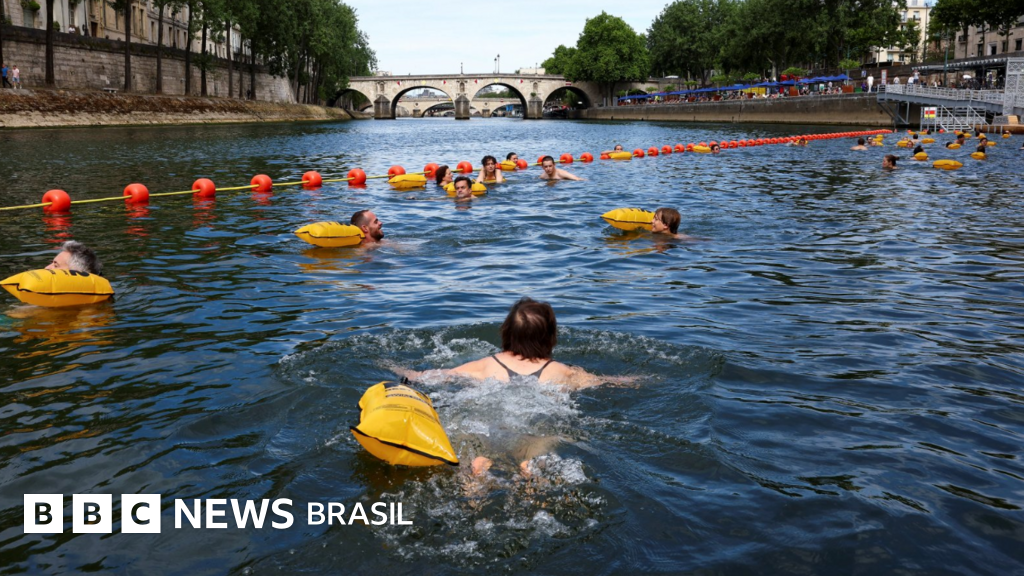 Rio Sena é reaberto para banhistas em Paris após ficar interditado por um século