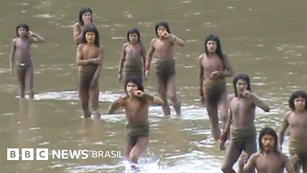 'Irmãos na floresta': a luta para proteger aldeia isolada da Amazônia