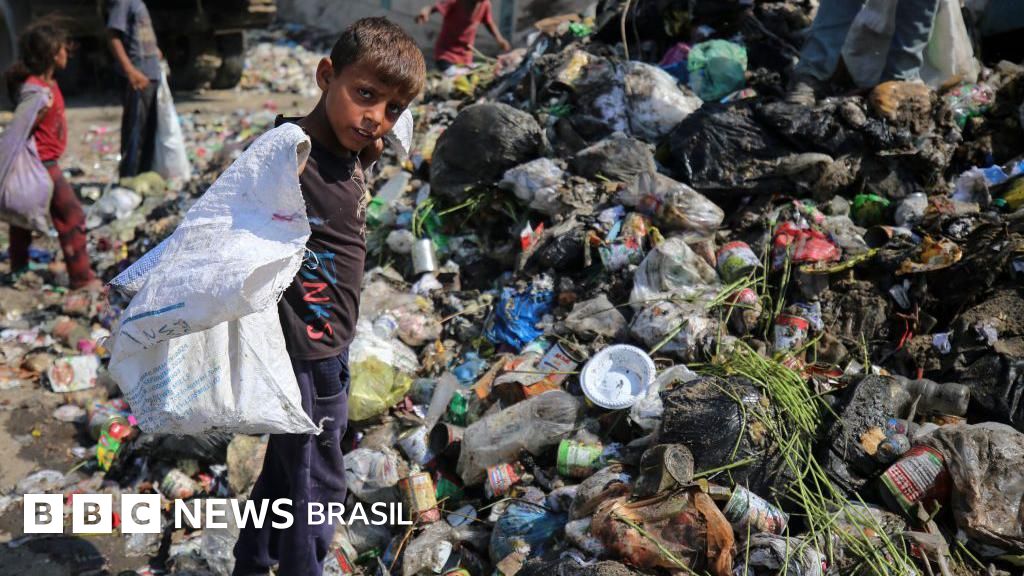 'É o inferno na terra': a vida em Gaza em meio a água de esgoto e montanhas de lixo