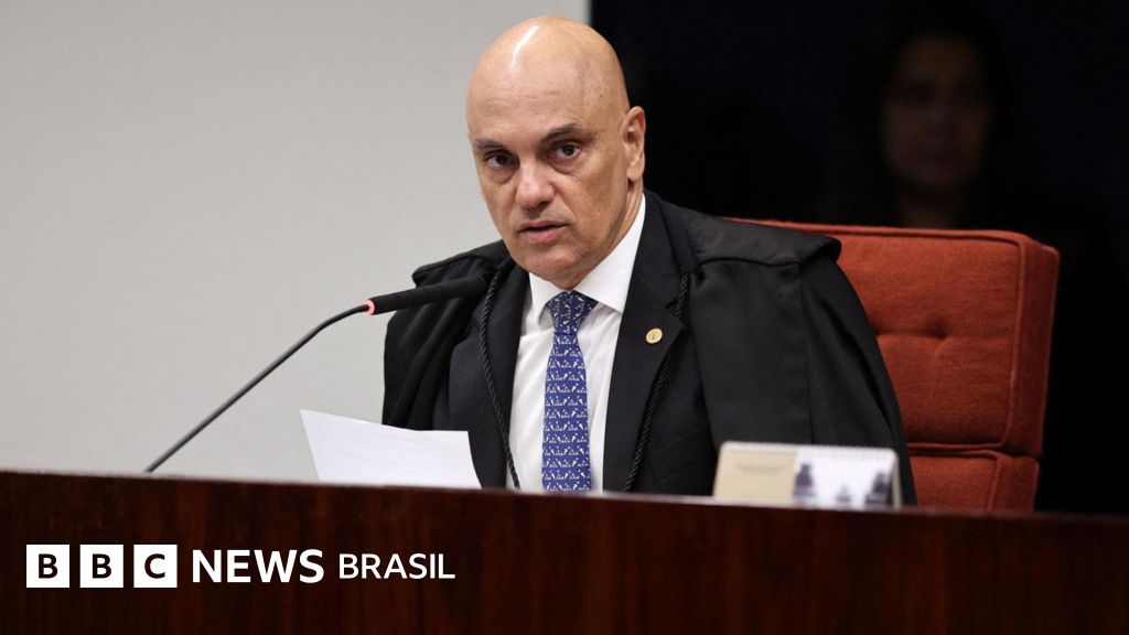 Moraes suspende aplicação de lei que pode beneficiar Bolsonaro