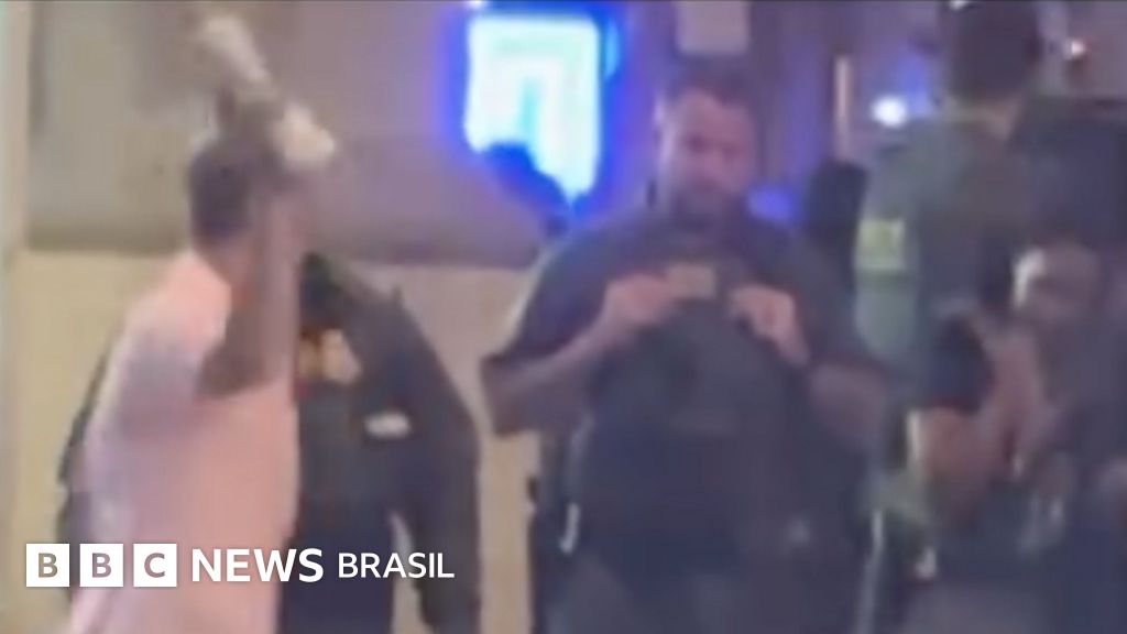 O homem preso após jogar sanduíche em agente federal enviado por Trump a Washington; veja