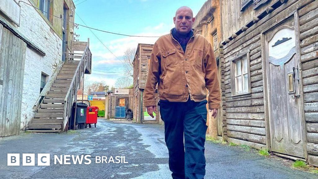 'Tenho dores de cabeça tão fortes que me fazem bater contra a parede para acabar com a agonia'