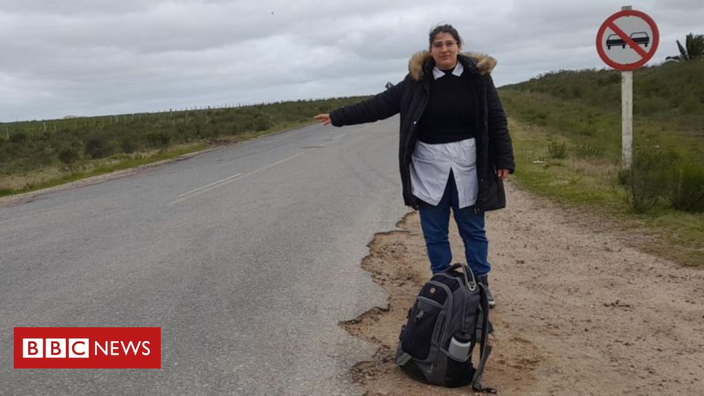 A professora que viaja 108 km de carona todos os dias para dar aulas a 2 crianças
