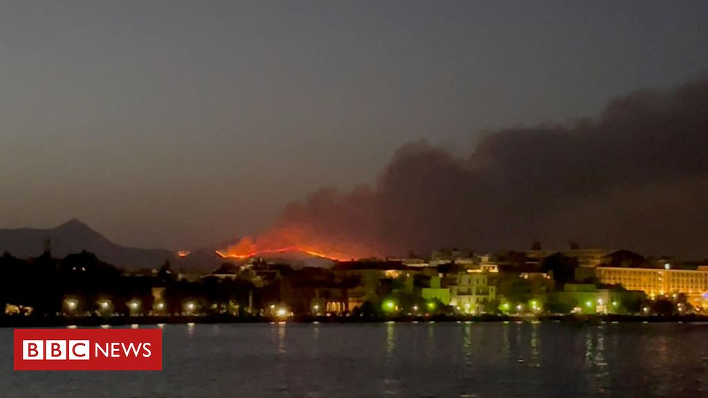 Os incêndios na Grécia que levam à retirada de milhares de pessoas de áreas turísticas