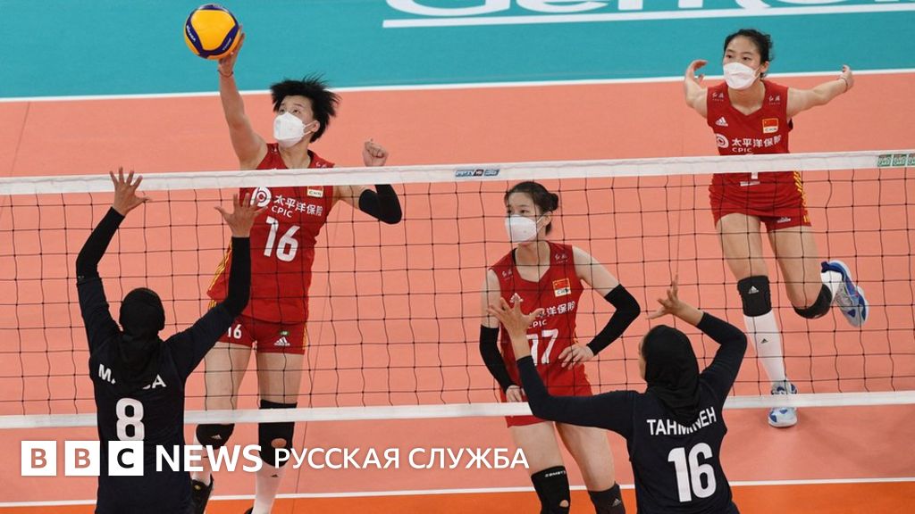 Волейбол в респираторах. Китайских спортсменок заставили играть в ...