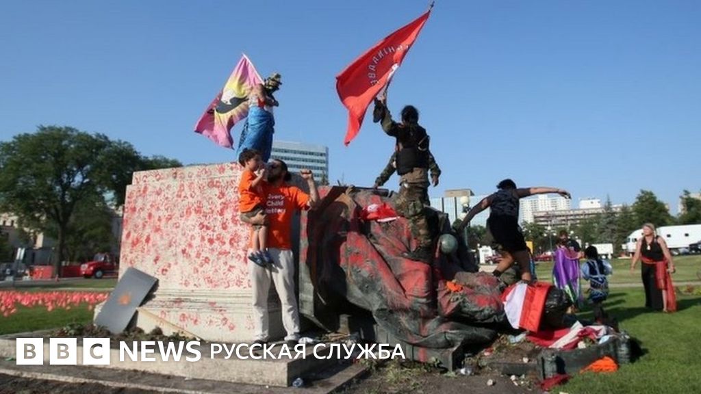 В Канаде активисты повалили памятники королеве Виктории и Елизавете II