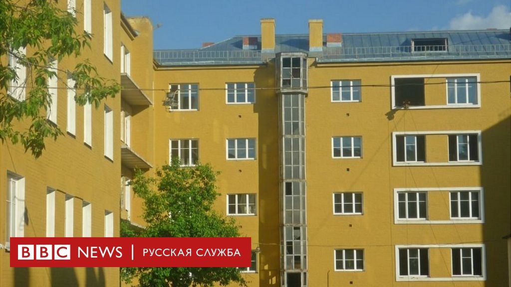 В соседнем доме окна желты