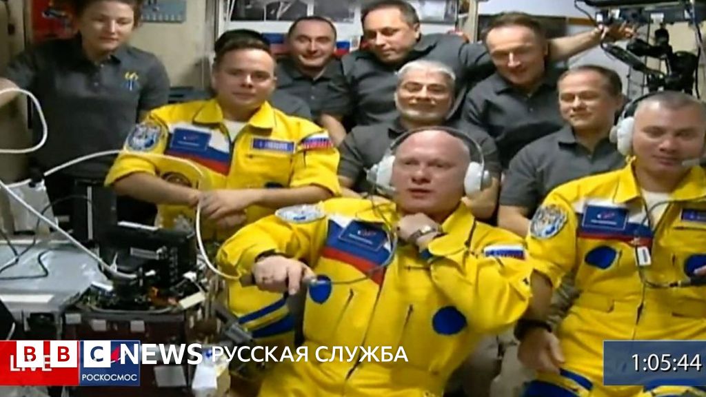 Как российские космонавты объяснили цвет своих костюмов - BBC News ...