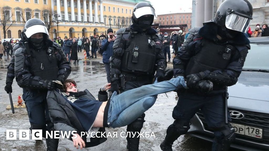 "Моя Россия сидит в тюрьме". Как прошли акции сторонников Навального в регионах - BBC News Русская служба