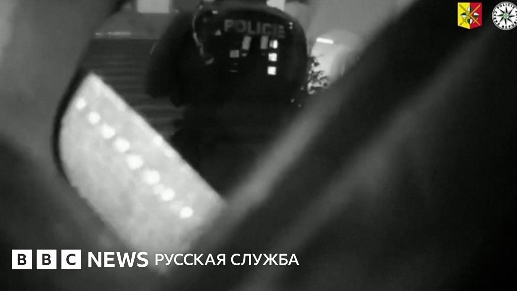 Запись с нательных камер полицейских в университете в Праге - BBC News ...