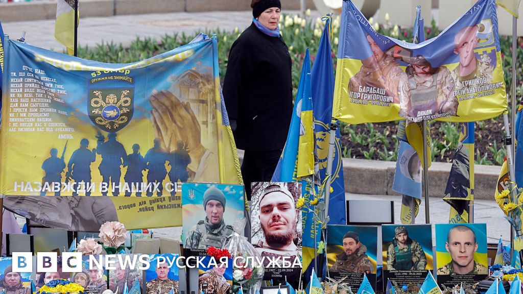 «Это единственное место, куда я могу прийти к погибшему сыну». Что будет с мемориалом воинам ВСУ на Майдане