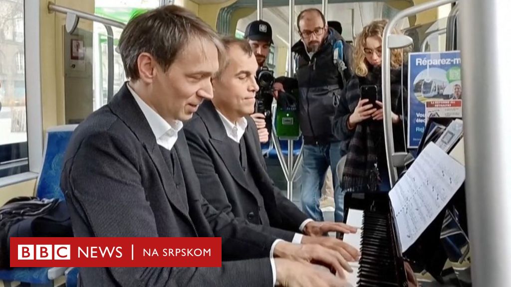 Klasična Muzika I Klavir: Pijanisti Svirali Za Putnike U Tramvaju U ...