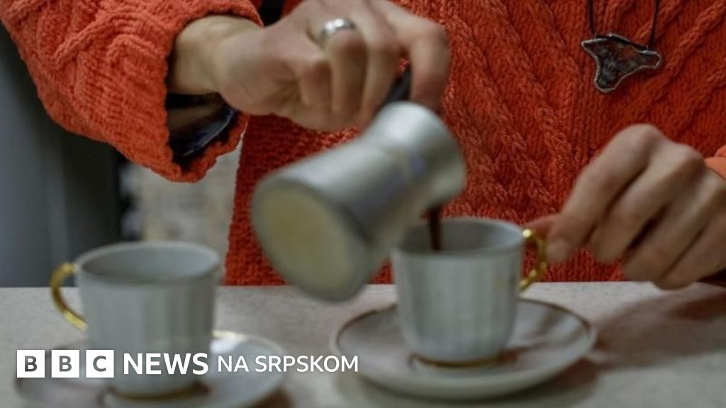 devojka sipa kafu u šoljicu