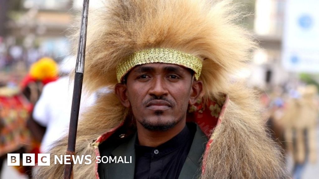 Eri hojatxonadan keyin xotinini yalaydi. Ikki birida onlayn porno video