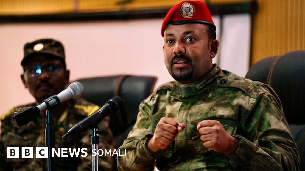 Yigit qiz dosti bilan jinsiy aloqani yashirin kamerada yashirincha suratga oladi.