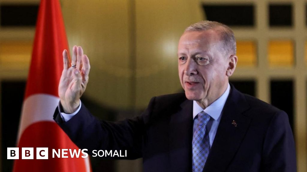 U uxlab qolganida men uni ekdim. Saratovda rus porno