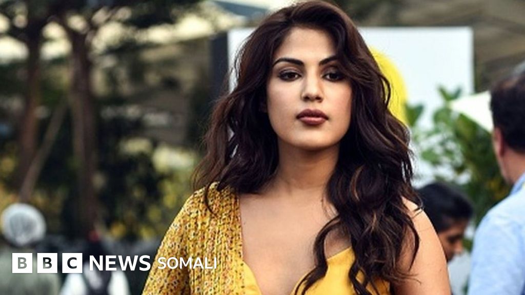 Moviy toy libosi rasmlari