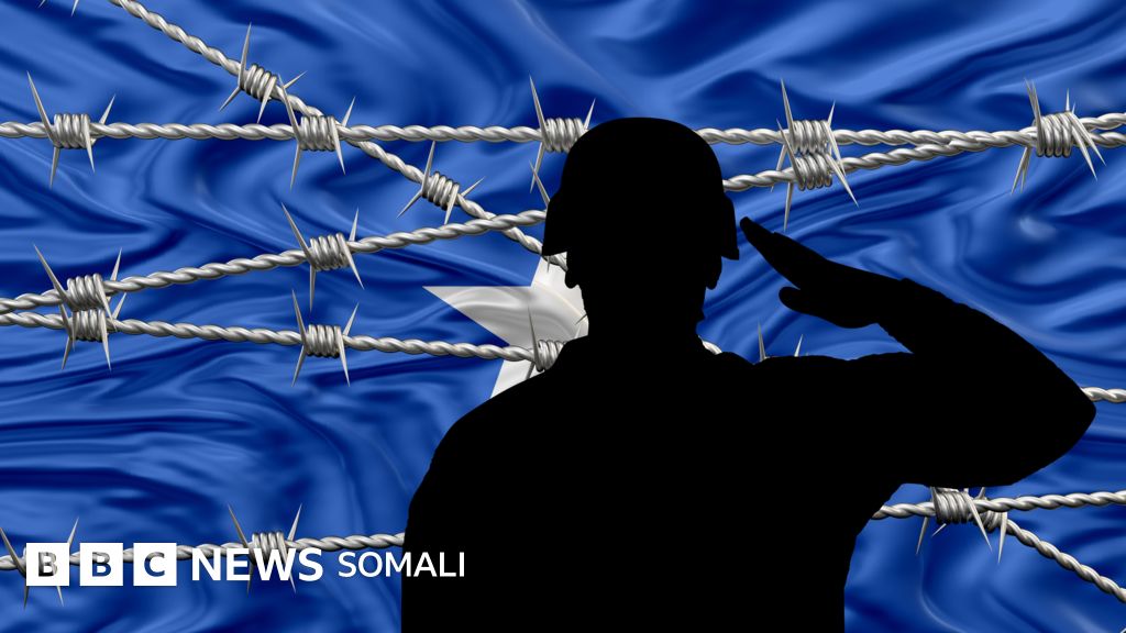 Yalangoch rus qizlari josuslik qilishdi Erkak ayolini dildo bilan sikdi.