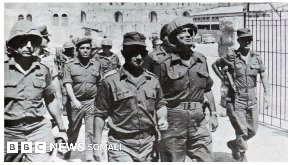 Dik bilan stulga otirdi