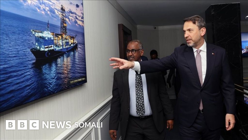 Qora ayolning lablari va tilidagi kontur