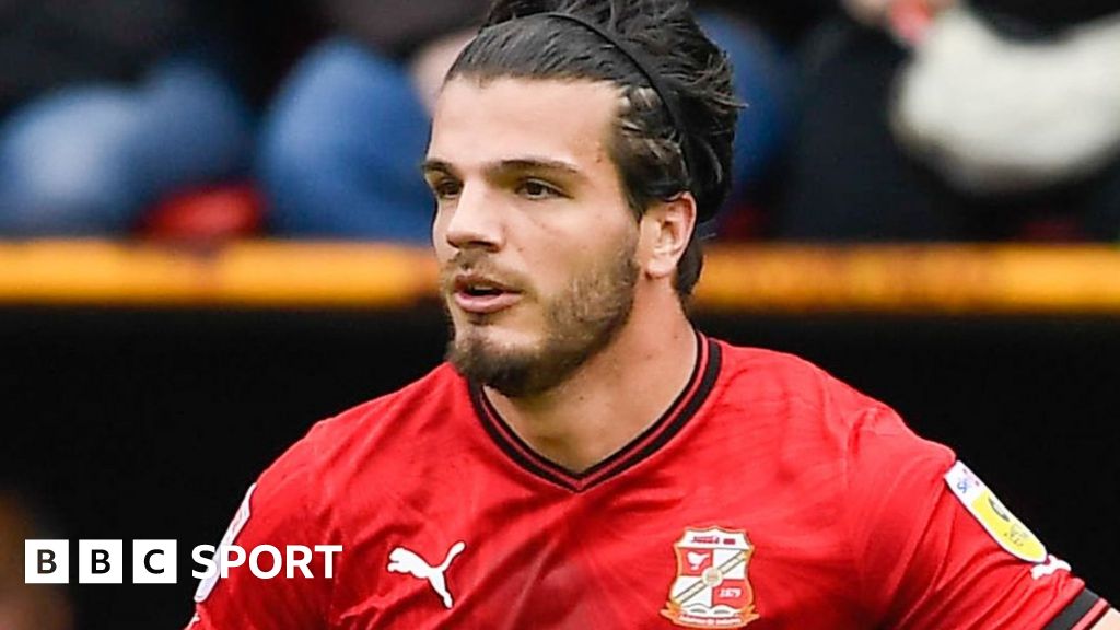 Tom Brewitt: Swindon Town defender signs new one-year contract - BBC Sport