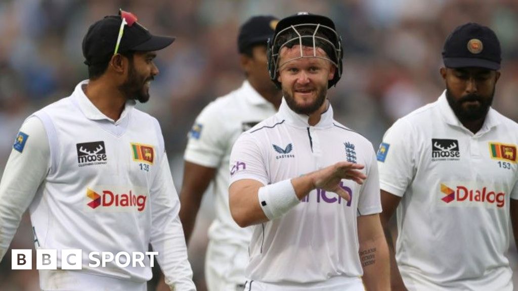 'We're the ones out there' - Duckett defends bad light rules