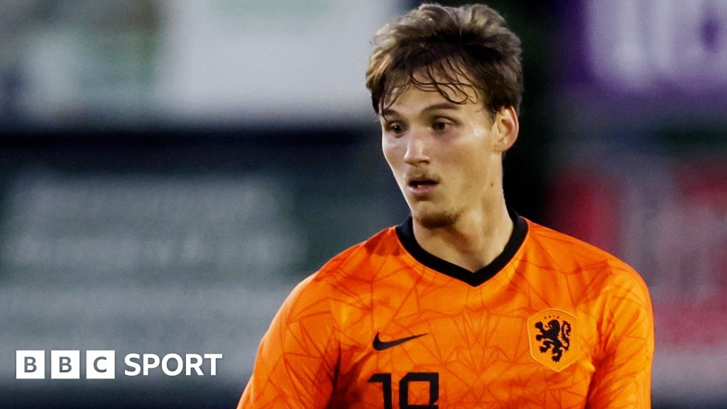 Rav van den Berg: Middlesbrough sign PEC Zwolle defender for undisclosed fee - BBC Sport