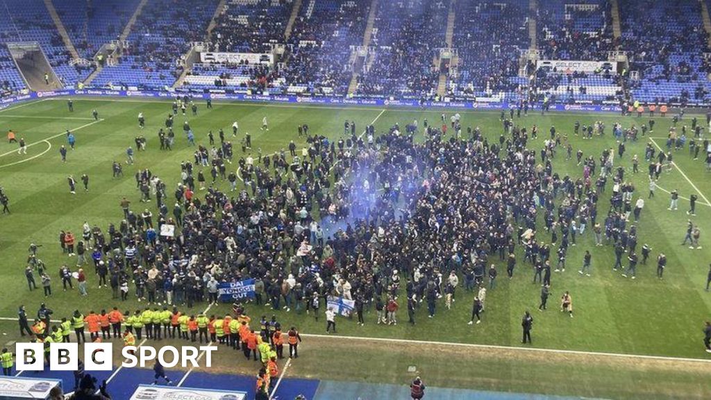 Reading fined for match abandoned after pitch invasion